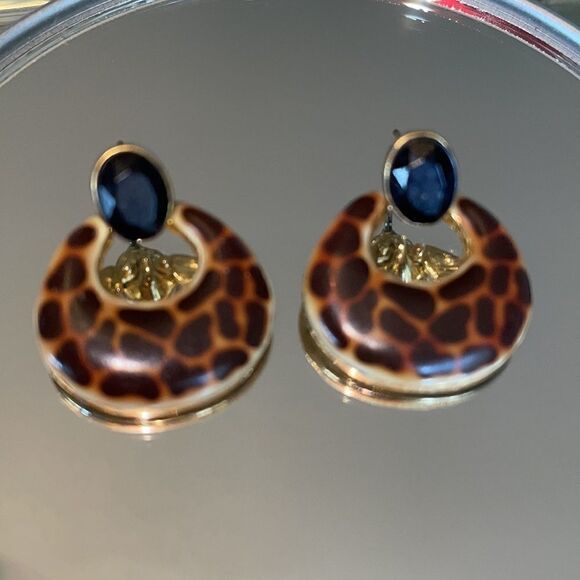 Gold leopard print with black stone drop post earrings - Picture 2 of 3